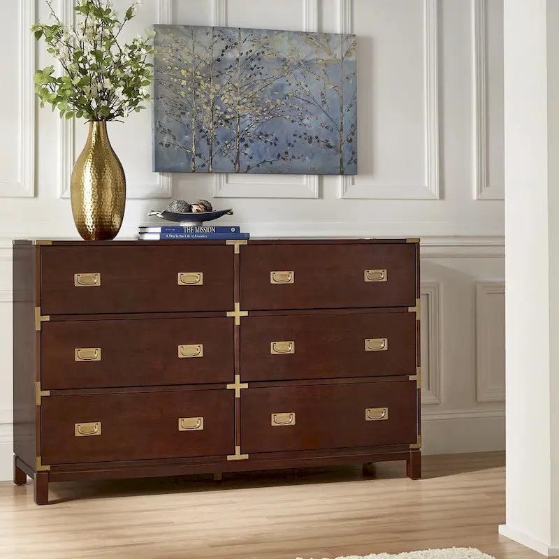 Commode à détails dorés