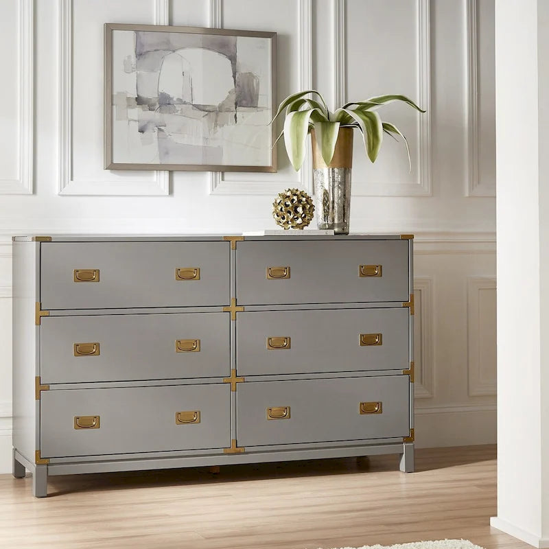 Commode à détails dorés