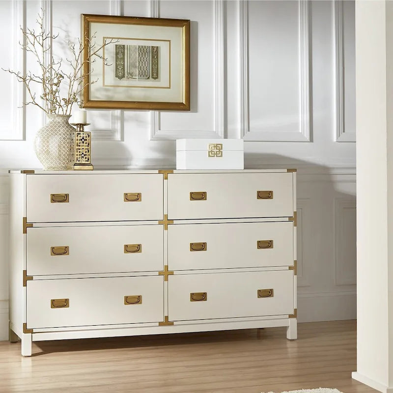 Commode à détails dorés