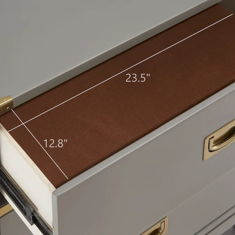 Commode à détails dorés