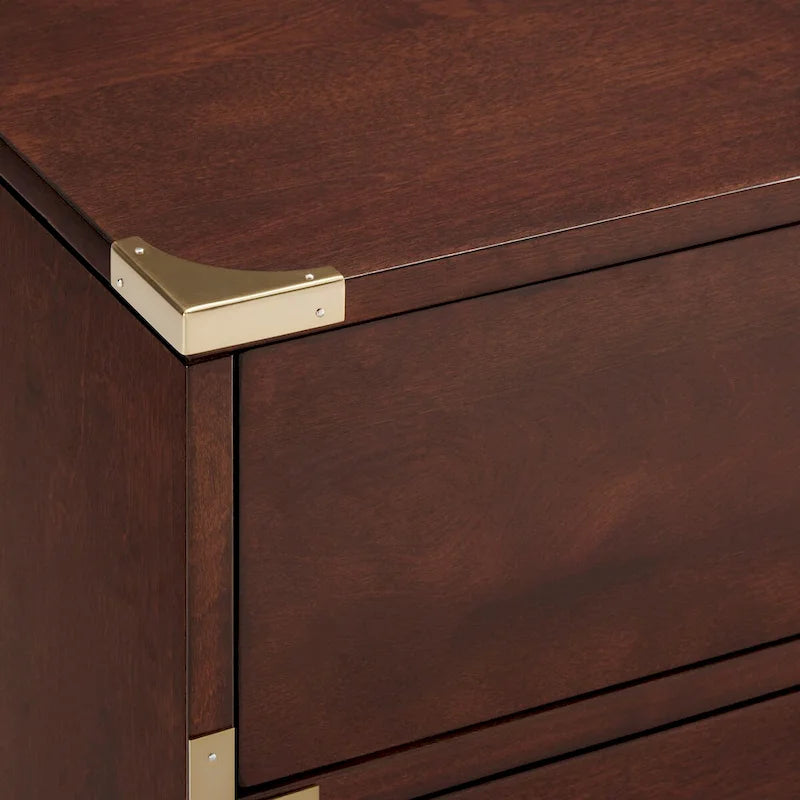 Commode à détails dorés