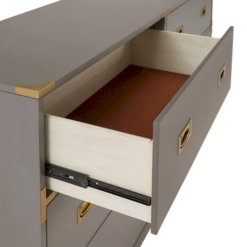 Commode à détails dorés