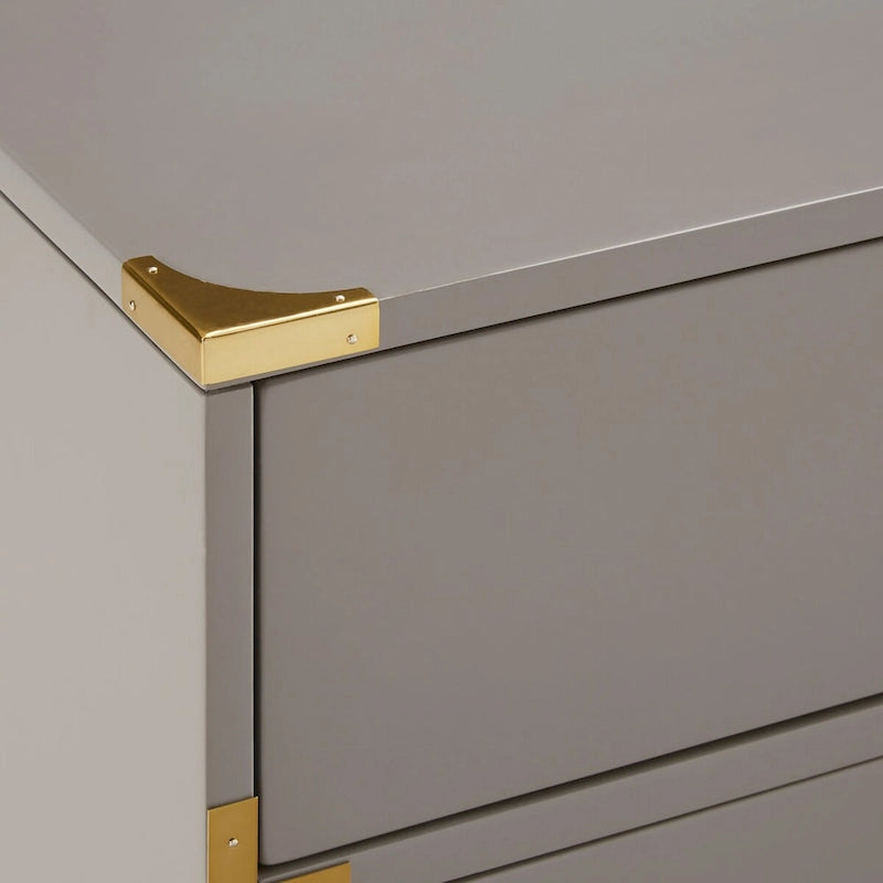 Commode à détails dorés