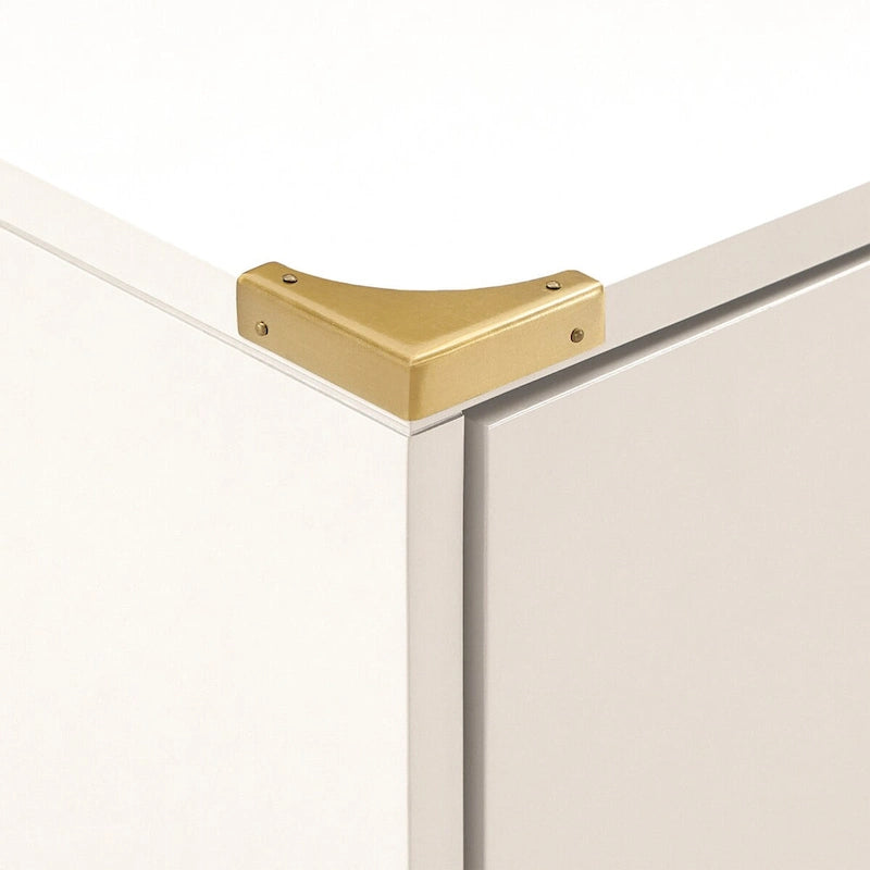 Commode à détails dorés